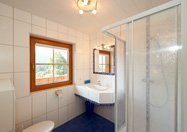 Bad mit Dusche, Waschbecken und WC