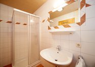 Bad mit Dusche und Waschbecken